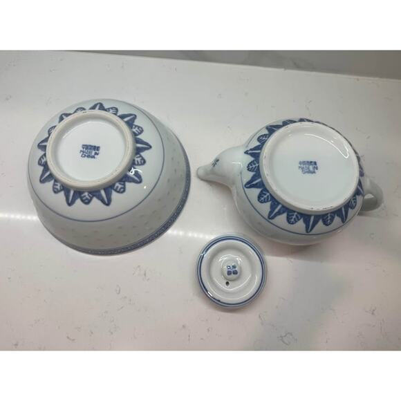 Vintage Chinese Rice Grain Blue and White Set - Teapot With Lid & Serving Bowl - Picture 5 of 6